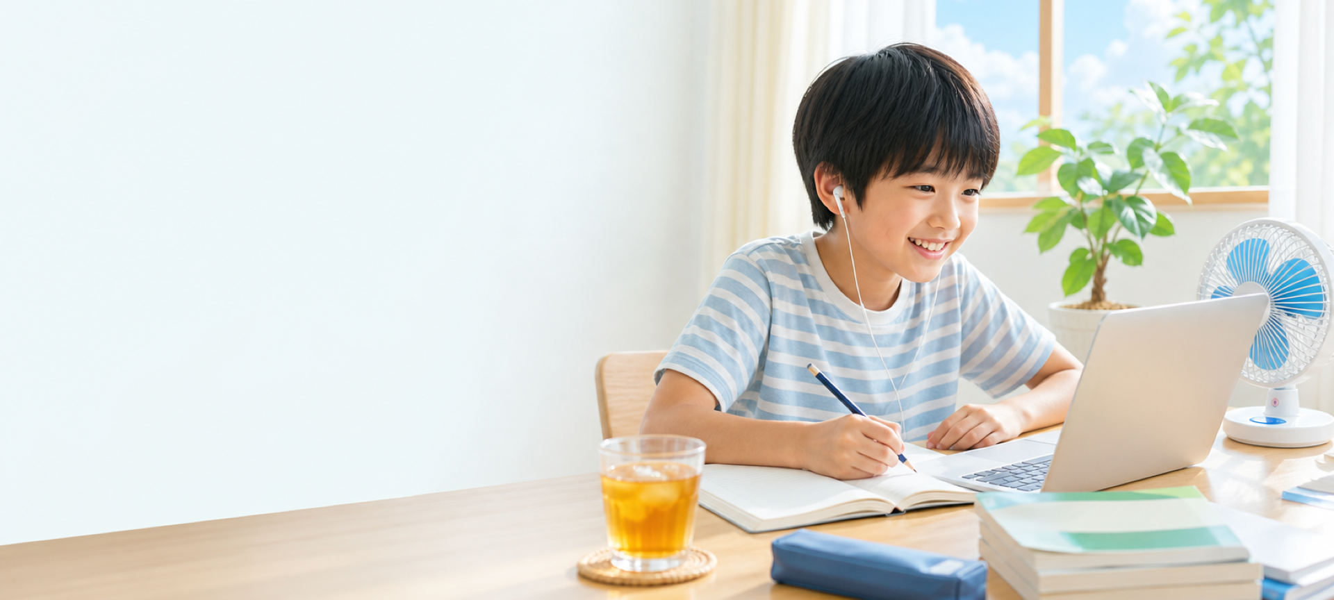 夏休みにオンライン家庭教師のレッスンを受ける子どものイメージ