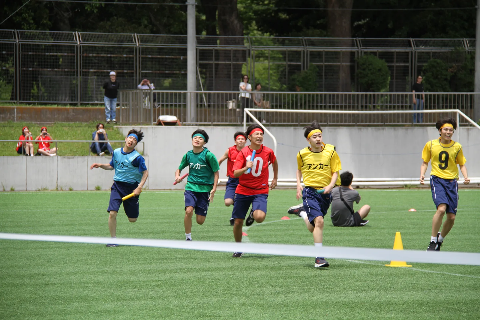 文教大学付属中学校・高等学校の体育祭のリレー。「アンカー」のゼッケンをつけた生徒たちが並んで走っている
