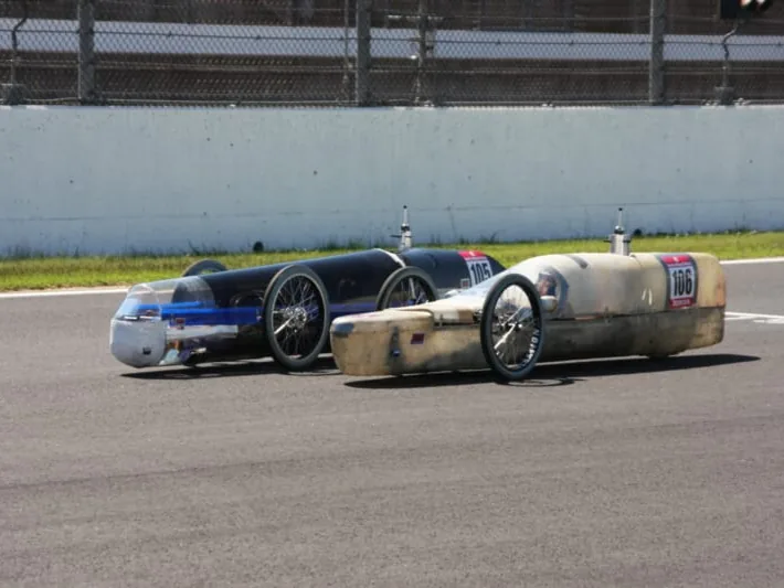東京都市大学付属中学校・高等学校の自動車部。製作した車両がサーキットを走行している