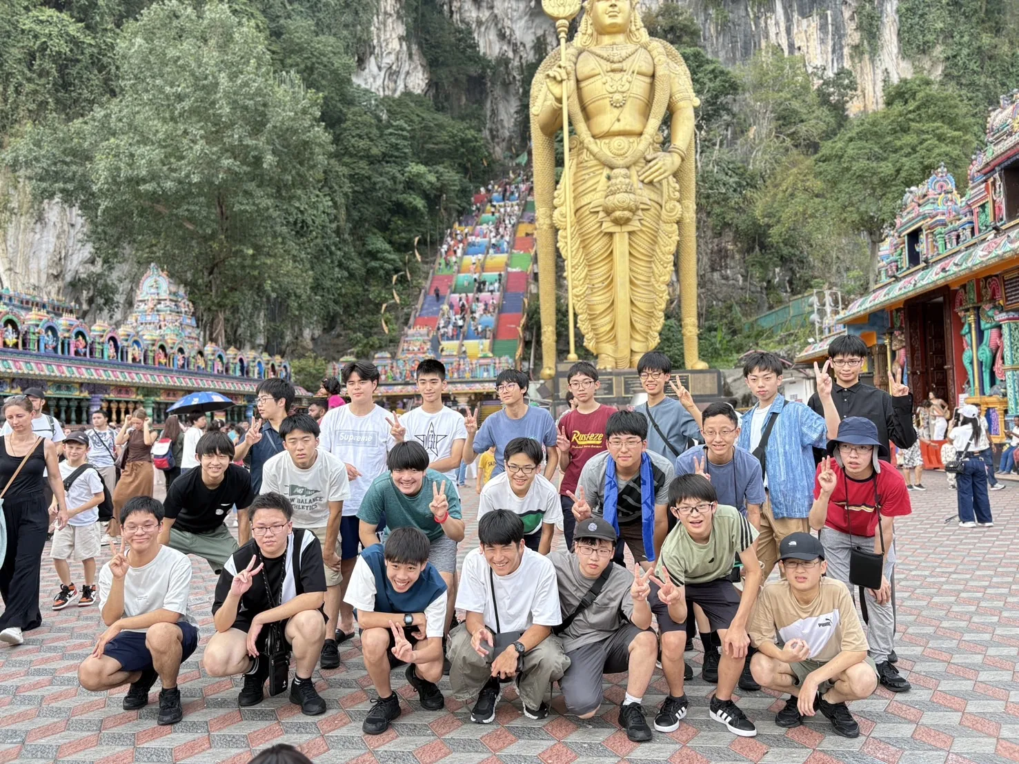 東京都市大学付属中学校・高等学校のマレーシア研修。生徒たちが現地の寺院の階段前で集合写真に写っている
