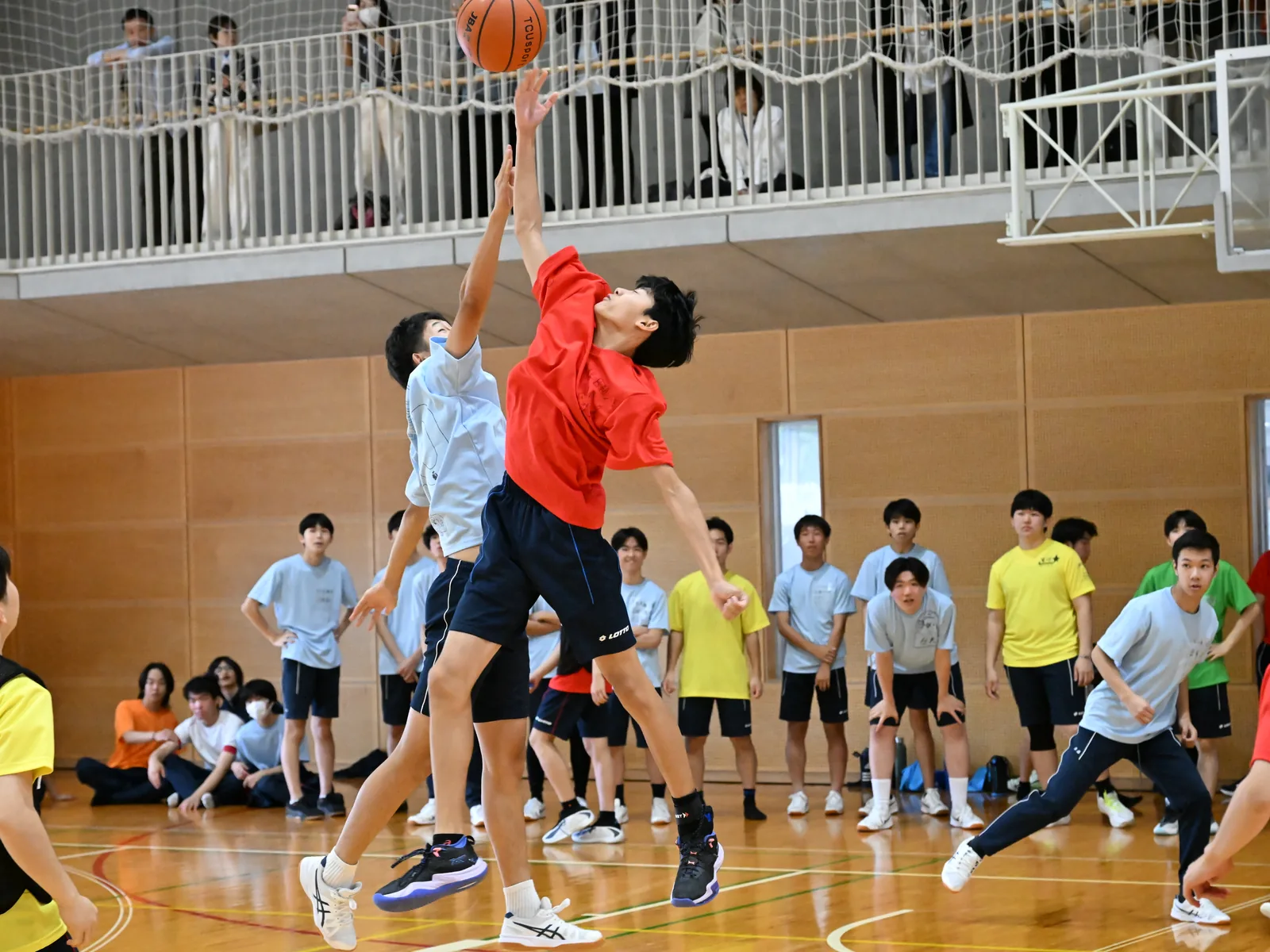 東京都市大学付属中学校・高等学校の高校の体育祭。体育館でバスケットボールの試合をしている